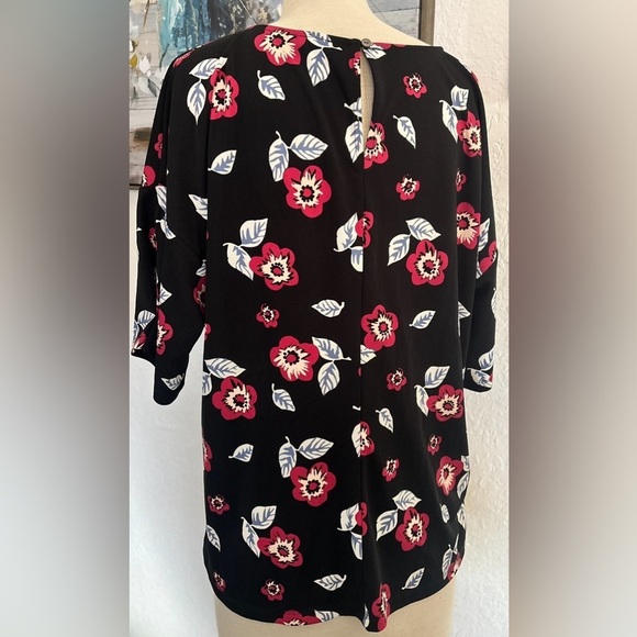 Ann Taylor Women's Short Sleeve Pleated Floral Design Red Flowers Blouse Size L - Picture 2 of 4